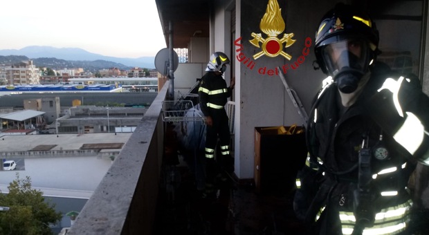 Pescara, incendio nel palazzo: fiamme al terzo e quarto piano