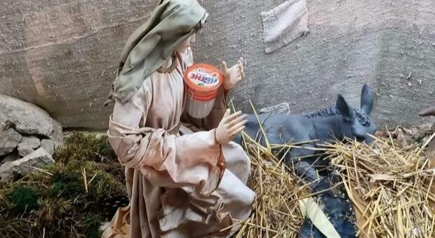 Tornano i vandali dei presepe: confezione di tè tra le mani di Maria
