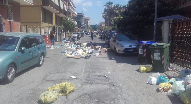 Roma, rifiuti in strada da 20 giorni: rivolta dei residenti a Torre Gaia