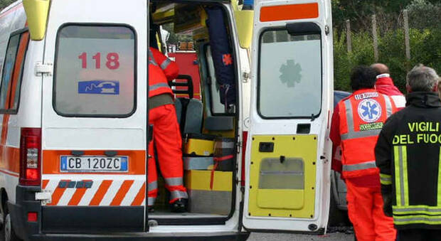 Covid, ospedale pieno: malato resta in attesa per due ore e mezzo in ambulanza