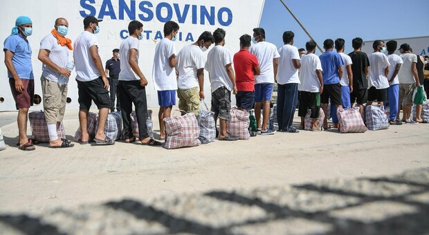 Migranti, tre ricoverati a Caltanissetta: uno è positivo al coronavirus, tampone per gli altri due