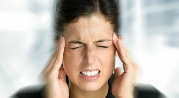 Emicrania, stress e alterazioni ormonali tra le cause scatenanti