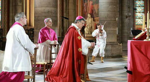 L'arcivescovo di Parigi Michel Aupetit si dimette, mistero su una storia d'amore: la decisione di Papa Francesco