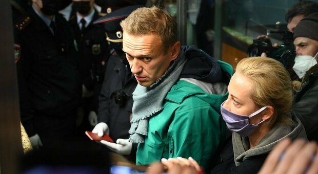 Navalny fermato all'arrivo a Mosca, sgomberati sostenitori e giornalisti