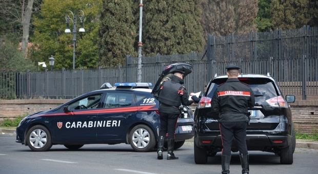 Alberone, controlli a tappeto dei carabinieri: arrestate tre persone, tre negozi sanzionati