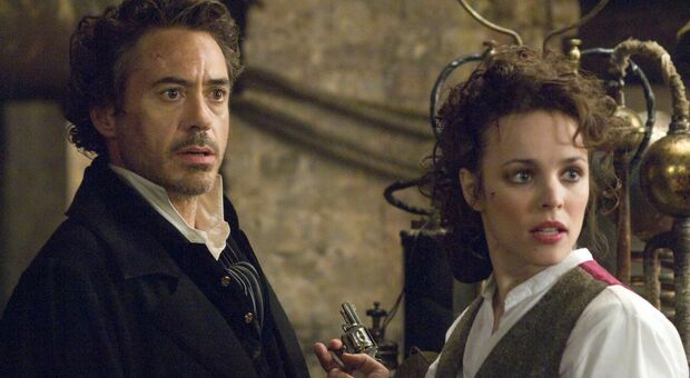 Stasera in tv, oggi domenica 7 novembre su Italia 1 «Sherlock Holmes»: curiosità e trama del film con Robert Downey Jr.