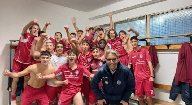 L'U19 del Cantalice festeggia la vittoria nel derby (foto Lunari)