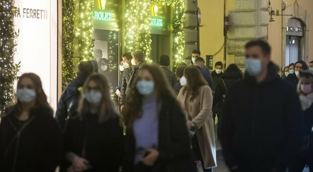 Roma, mascherine obbligatorie nelle vie dello shopping da lunedì: dal Centro a viale Libia, quali sono
