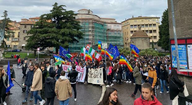 Studenti in piazza a Viterbo