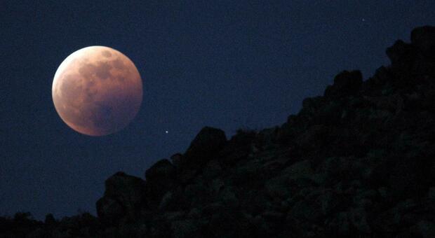 Eclissi di luna, il satellite si tinge di rosso tra domenica 15 e lunedì 16 maggio: ecco dove vederla