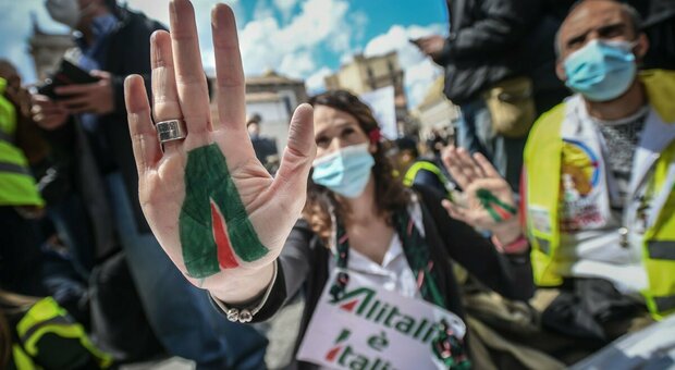 Alitalia-Ita, tensione su stipendi e organici: trattativa in salita con i sindacati
