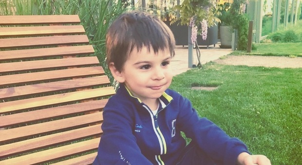 Treviso, bambino schiacciato dal cancello di casa: «Il piccolo Tommaso morto per un bullone mancante»