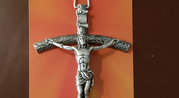 A San Pietro i barboni distribuiscono 40 mila crocifissi ai turisti, dono del Papa
