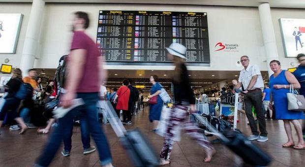 Bruxelles, caos in aeroporto: 60 voli partiti senza bagagli