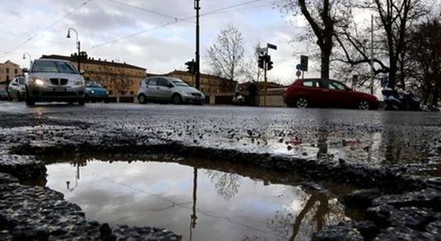 Roma, tangenti sui lavori, le intercettazioni choc: «I tombini li puliamo per finta»