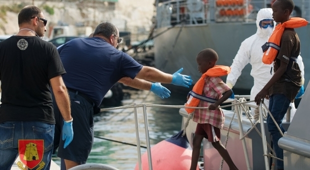 Migranti, nave militare di Malta soccorre 100 naufraghi, recuperati anche due cadaveri