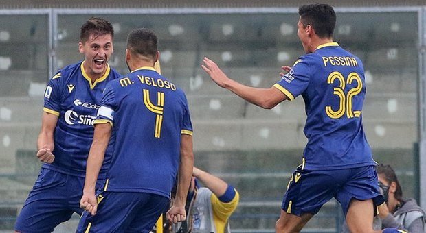 Il difensore del Verona Kumbulla festeggia il suo primo gol in Serie A contro la Sampdoria