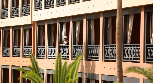 Coronavirus, la coppia di italiani in quarantena a Tenerife: «Negativi ma bloccati in hotel, i nostri amici prelevati di notte»