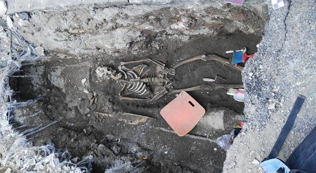 Roma, scheletro di 1.600 anni fa spunta davanti alla metro Piramide Le ipotesi
