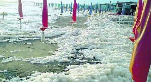 Schiuma bianca sulle spiagge, una massa inodore invade le coste italiane