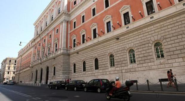 Roma, ex militare tenta di incendiare la sede della Difesa: «Mi hanno congedato, volevo vendicarmi»