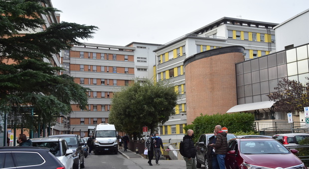Allarme Cgil Fp Terni: «Settanta operatori sanitari positivi in ospedale, personale allo stremo»