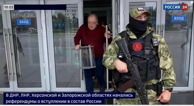 Russia, la farsa dei referendum nel Donetsk e Luhansk: soldati in casa con il mitra per costringere a votare
