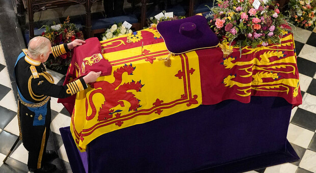 Funerali Elisabetta, diretta: il feretro ora nella cappella St. George. La commozione di re Carlo III a Westminster