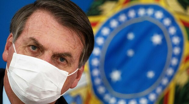 Bolsonaro ricoverato d'urgenza per occlusione intestinale: il presidente brasiliano «sta bene», escluso l'intervento chirurgico