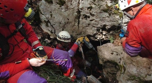 Abruzzo, tre speleologi bloccati nella grotta allagata: due estratti vivi. Il terzo forse è morto
