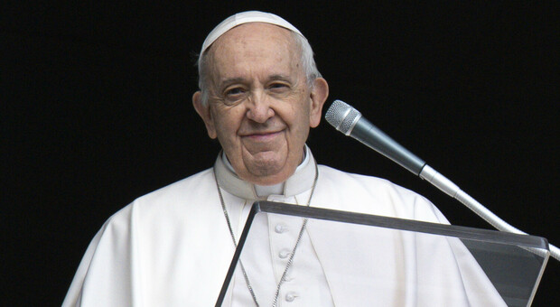 Papa Francesco, il Vaticano annuncia a luglio il viaggio in Canada: ma Bergoglio è sulla sedia a rotelle col ginocchio dolorante