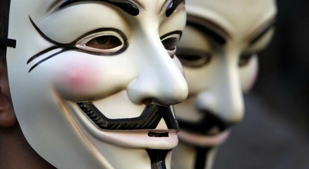 Anonymous al fianco dell'Ucraina: «Siamo ufficialmente in cyber guerra con il governo russo»