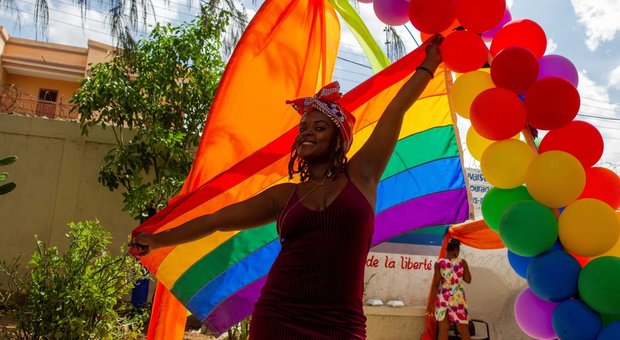 Omo-transfobia, legge alla Camera: «Il 62% delle coppie evita di tenere per mano il partner per paura»