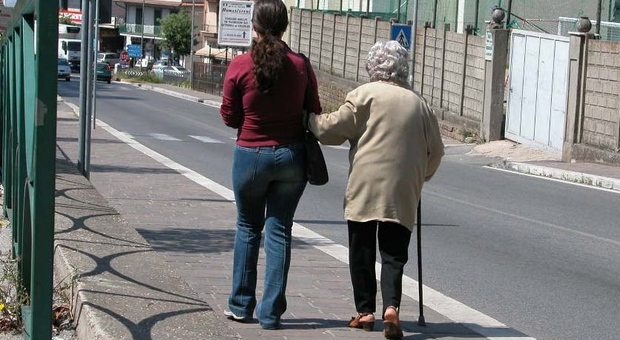 Nella foto d'archivio un'anziana con la badante