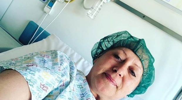 Carolyn Smith di nuovo in ospedale per l'operazione, la foto commuove il web. «Tutto pronto!»
