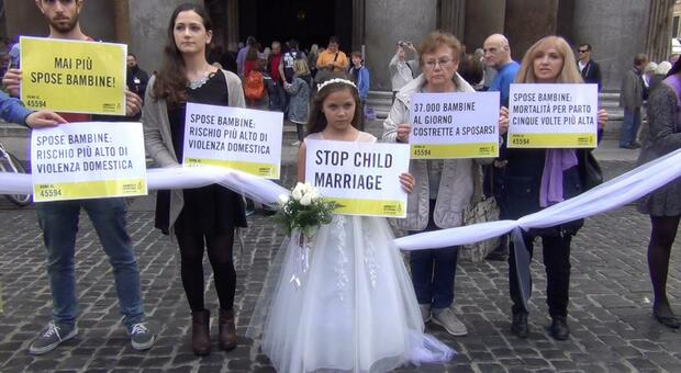 Matrimoni minorili forzati,quanti sono in Italia? L'indagine "Stop child marriage» e il sostegno di Emma Bonino: «Sono stupri forzati»