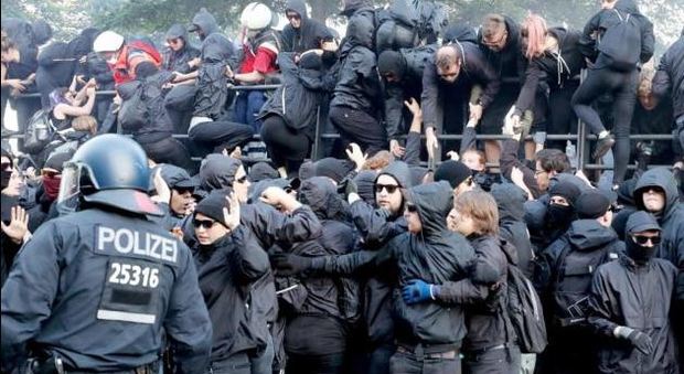 Amburgo, scontri al corteo anti-G20: la polizia carica i black bloc a Sankt Pauli