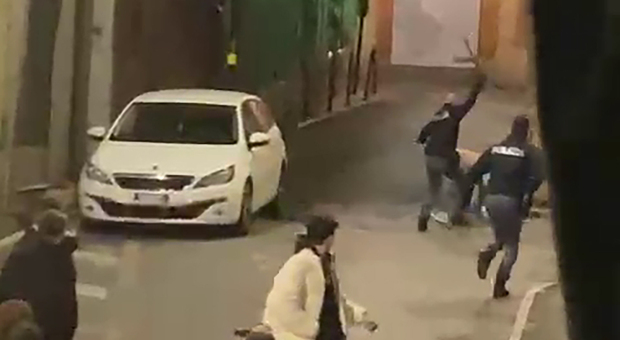 Ubriaco danneggia auto parcheggiate in centro a Rieti: arrestato. Inchiesta su agente che usa sfollagente Il video dell'arresto