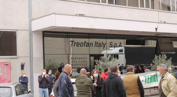 Proteste dei lavoratori davanti la sede della Treofan