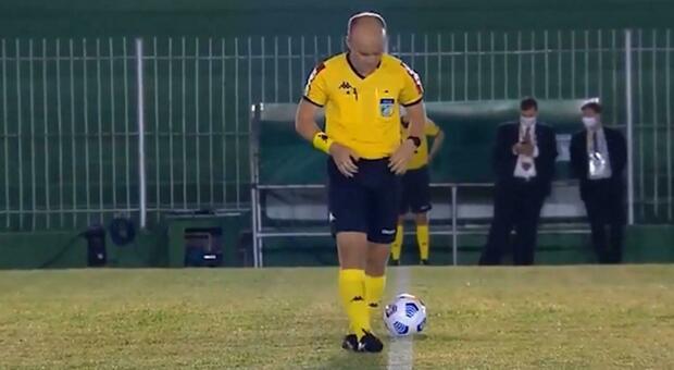 In Brasile arbitro urina in campo. La difesa: «E' incontinente»