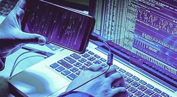Roma, adesca minore in chat e accusa gli hacker: indagato un uomo di 43 anni