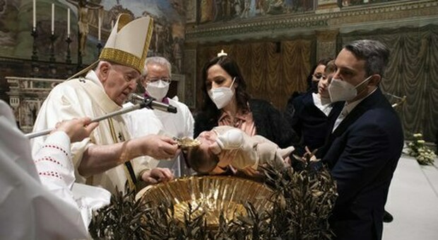 il Papa mentre celebra i battesimi nella Cappella Sistina il 6 gennaio