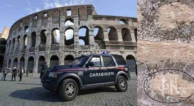 Roma, incidono le iniziali sul muro del Colosseo: denunciate due turiste americane