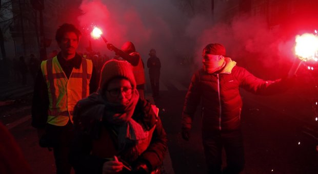 Parigi, scontri con i black bloc: lanci di sassi contro i negozi e cassonetti in fiamme