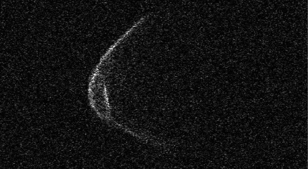 Terra, gli asteroidi che la sfioreranno domani raddoppiano: il secondo, scoperto da poco, passerà a 35.000 km