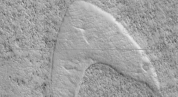 Su Marte spunta il simbolo di Star Trek: la "scoperta" della Nasa diventa virale