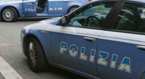 Roma, panico al bar: picchiato e rapinato del (finto) Rolex da due banditi con la pistola