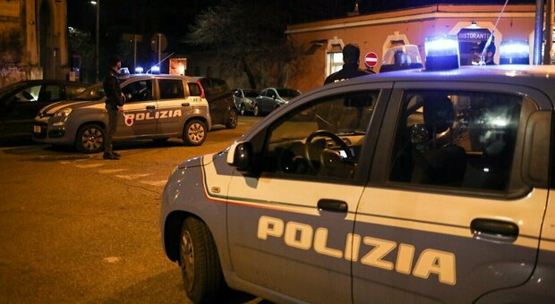 Roma, trovato uomo senza vita in un'auto a Garbatella: si indaga. «Forse morto di freddo»