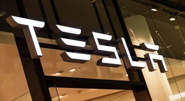 Tesla sotto inchiesta SEC per difetti ai pannelli solari