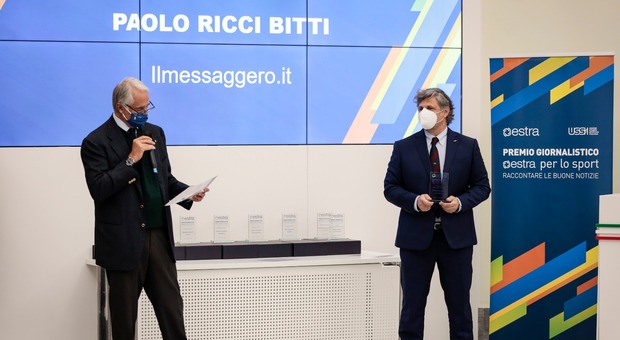 Premio Estra per lo sport al Messaggero per la storia di Mirko, il primo detenuto libero grazie al rugby: Giovanni Malagò e Paolo Ricci Bitti